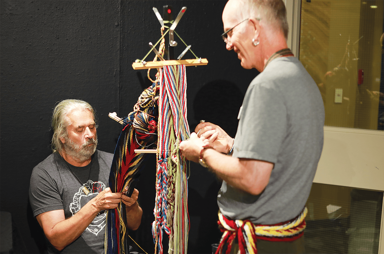 Pour sa première participation à Folklorama, René Bohémier, accompagné de Paul Sparling, faisait découvrir la fabrication des ceintures fléchées aux visiteurs du Pavillon. Depuis près de dix ans, le résident de Saint-Boniface les confectionne à la main. Chacune lui demande de 150 à 200 heures de travail : « Je les donne à mes enfants, à mes petits-enfants et parfois à quelqu’un qui, selon moi, devrait en avoir une faite à la main plutôt qu’au métier, quelqu’un qui a donné de la valeur à la francophonie. »