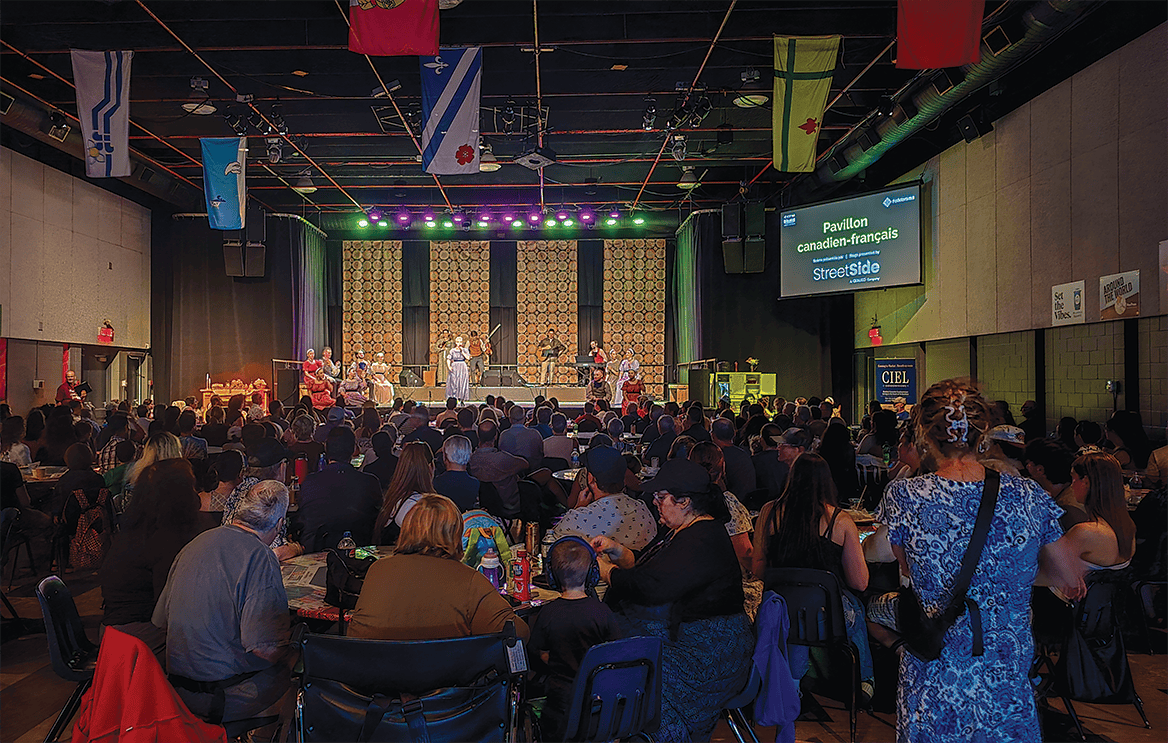 Salle comble à l’ouverture du Pavillon canadien-français, le dimanche 2 août dernier. Le public était venu nombreux découvrir les chorégraphies de l’Ensemble folklorique de la Rivière-Rouge.