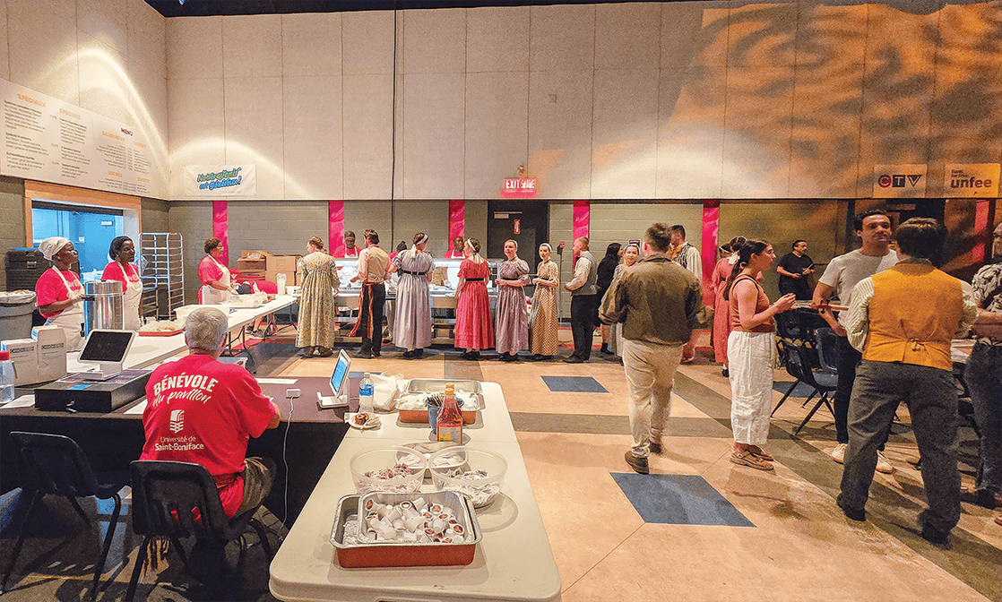 Après leur représentation, les membres de l’ensemble folklorique reprenaient des forces autour d’un repas traditionnel servi par les bénévoles du Pavillon.