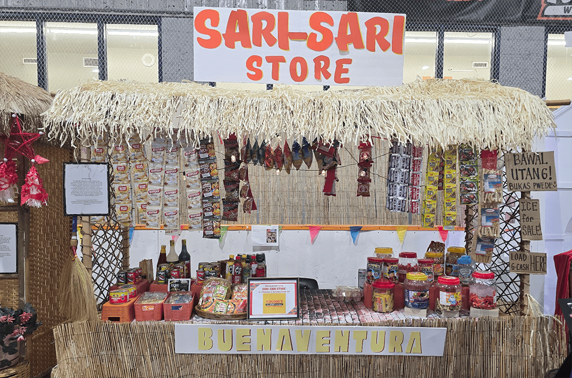 L’épicerie sari-sari, qui signifie « un peu de tout », est un petit commerce de proximité très répandu aux Philippines. « C’est un peu comme un 7-Eleven : on y trouve tout ce dont on a besoin au quotidien, du shampoing au café en passant par les assaisonnements », explique Anne Oserin-Pinnock.