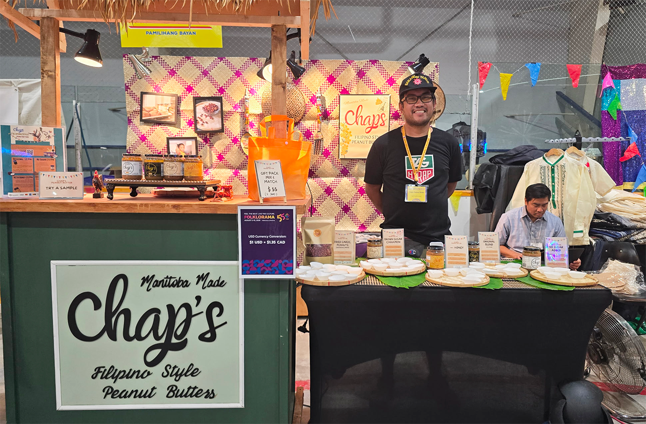 Roy Belesario, cofondateur de Chap’s Filipino Style Peanut Butters, participait pour la troisième fois au Pavillon. Présent toute la semaine à son kiosque, il faisait découvrir ses beurres de cacahuète, traditionnellement dégustés avec le pandesal, un pain philippin. Fabriqués artisanalement à Winnipeg, ils sont préparés selon une recette familiale transmise à sa femme Sarah par sa grand-mère. « C’est une façon de faire découvrir notre culture », résume-t-il. Il se dit prêt à renouveler l’aventure pour une quatrième participation, si les organisateurs l’invitent de nouveau.