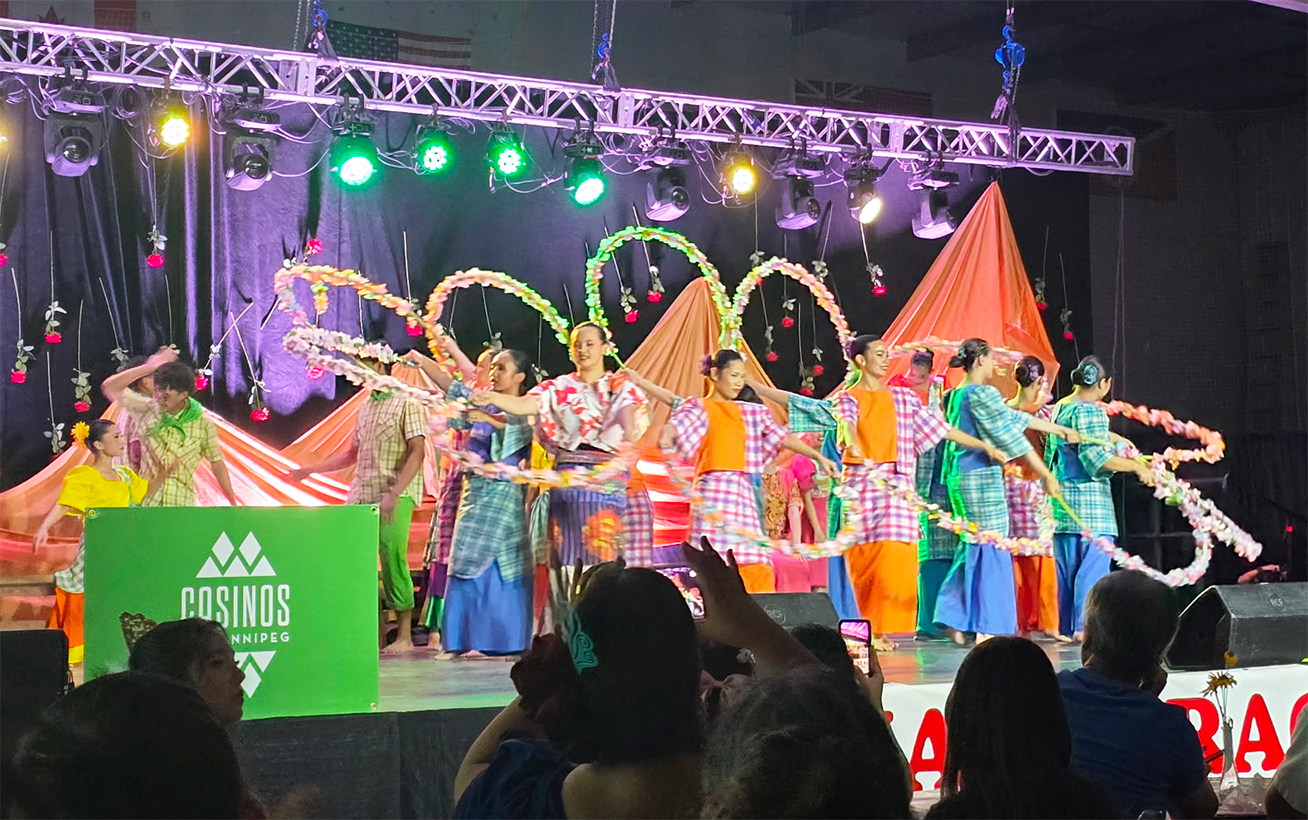 Les danseuses interprétaient Bulaklakan, une danse folklorique originaire de la province de Bulacan, dans le nord des Philippines, près de Manille. Munies de guirlandes de fleurs montées en arceau, elles composaient différentes figures au fil de la chorégraphie. Traditionnellement dansée au mois de mai, Bulaklakan est notamment présentée lors des célébrations catholiques de Flores de Mayo.