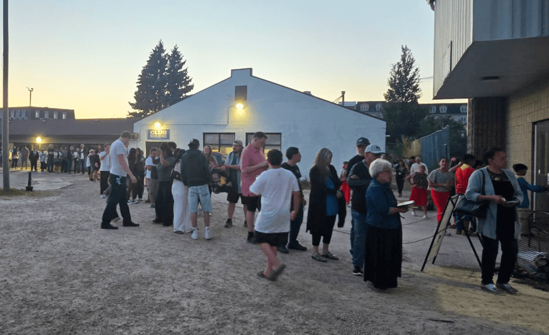 À l’extérieur du Centre communautaire de Saint-Norbert, la file pour entrer au Pavillon philippin Pearl of the Orient s’étirait à perte de vue.