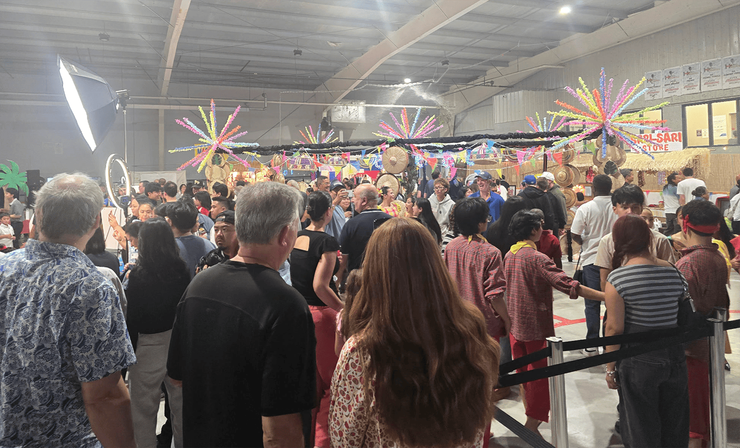 À l’intérieur du Pavillon, les visiteurs se pressaient autour des kiosques et de l’exposition culturelle, au milieu d’un décor inspiré d’un barrio philippin. Thème de cette année, le barrio plongeait les visiteurs dans les petites villes et villages ruraux dont sont issues de nombreuses familles philippines. « Nous voulions revenir à nos origines et à nos racines », explique Anne Oserin-Pinnock, contact média du Pavillon.Au centre, la plaza recréait le cœur du village, là où familles et membres de la communauté se retrouvent.