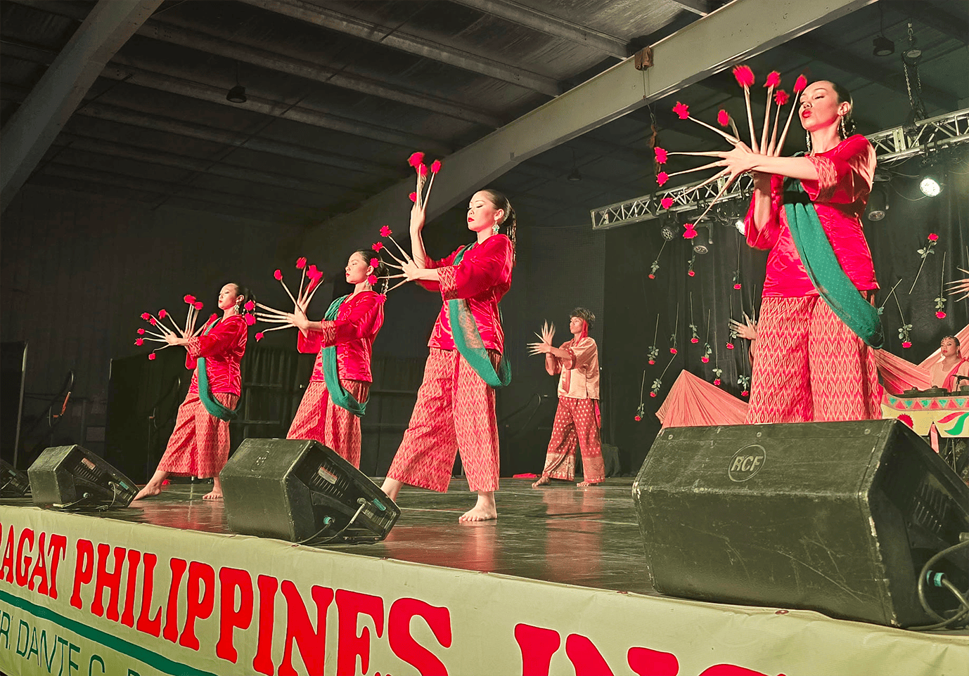 Sur scène, les danseurs de Magdaragat exécutaient Pangalay, une danse traditionnelle de l’archipel de Sulu, dans le sud des Philippines, notamment associée aux communautés musulmanes. Les doigts ornés de janggay, de longues extensions métalliques, femmes et hommes enchaînaient des mouvements précis des mains, des poignets et des bras.
