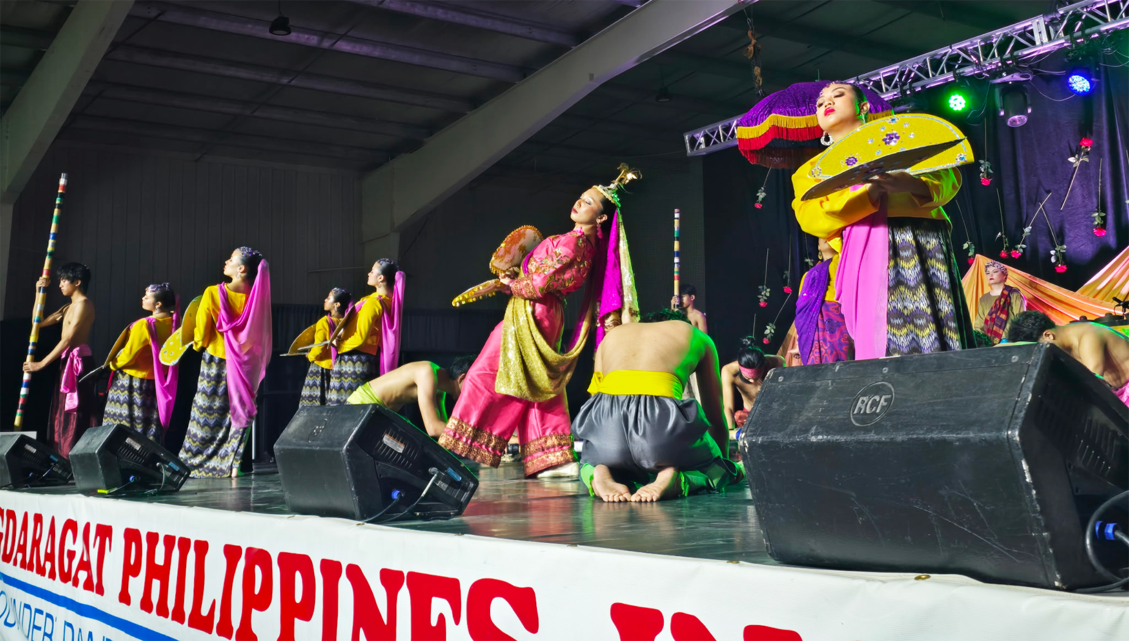 Danse royale traditionnelle des Maranao, une communauté musulmane de Mindanao, dans le sud des Philippines, Singkil met en scène une princesse entourée de sa suite. Au centre, la danseuse principale menait la chorégraphie, éventails en main. Dans la suite du numéro, elle se faufilait avec grâce entre des perches de bambou croisées, ouvertes et refermées en rythme par les autres interprètes.