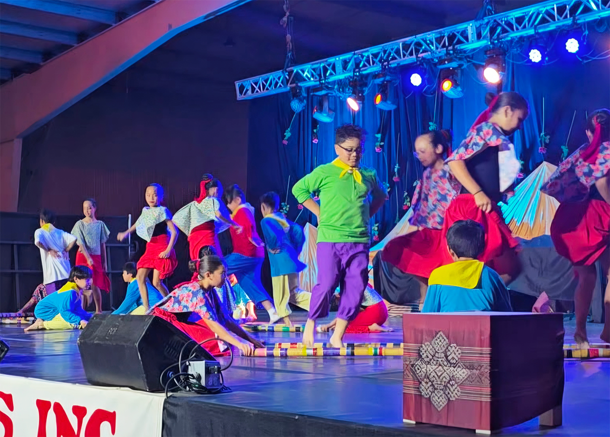 La troupe jeunesse de Magdaragat présentait Tinikling, inspiré de l’oiseau du même nom, une danse traditionnelle originaire de l’île de Leyte, dans les Visayas, au centre des Philippines. Au rythme de deux longues perches de bambou qui s’ouvrent et se referment en claquant, les jeunes danseurs enchaînaient pas et sauts pour éviter de se faire coincer les chevilles.