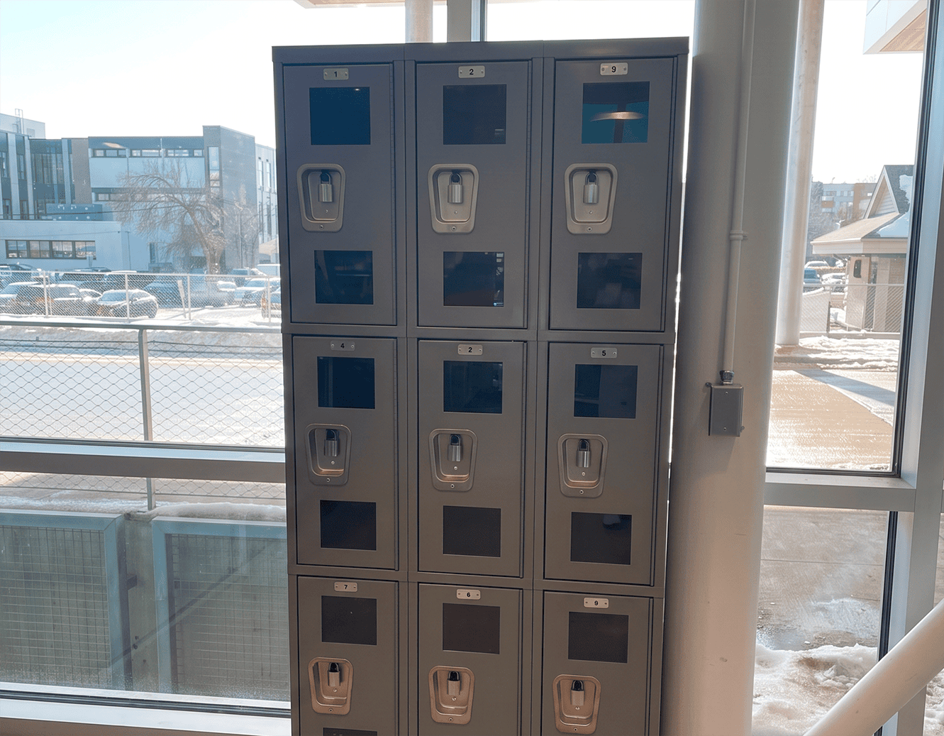 Les amnesty lockers, casiers de dépôt volontaire installés à l’entrée des urgences de l’HSB.
