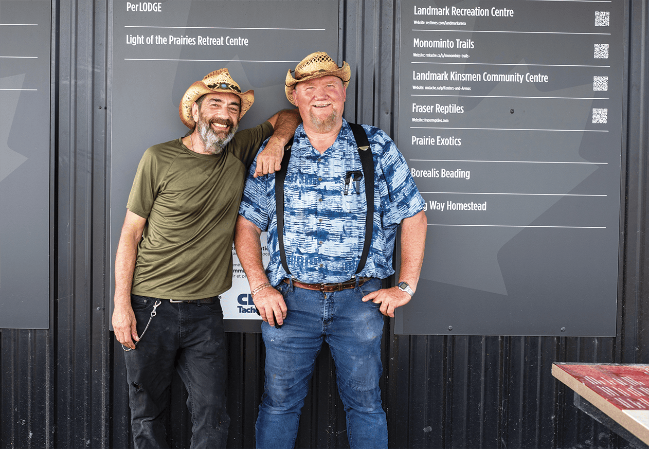 Depuis cet été, Ricardo Lopez et Walter Hiebert tiennent chaque vendredi le kiosque de Wild West Charcoal au Marché du Centre du Canada.