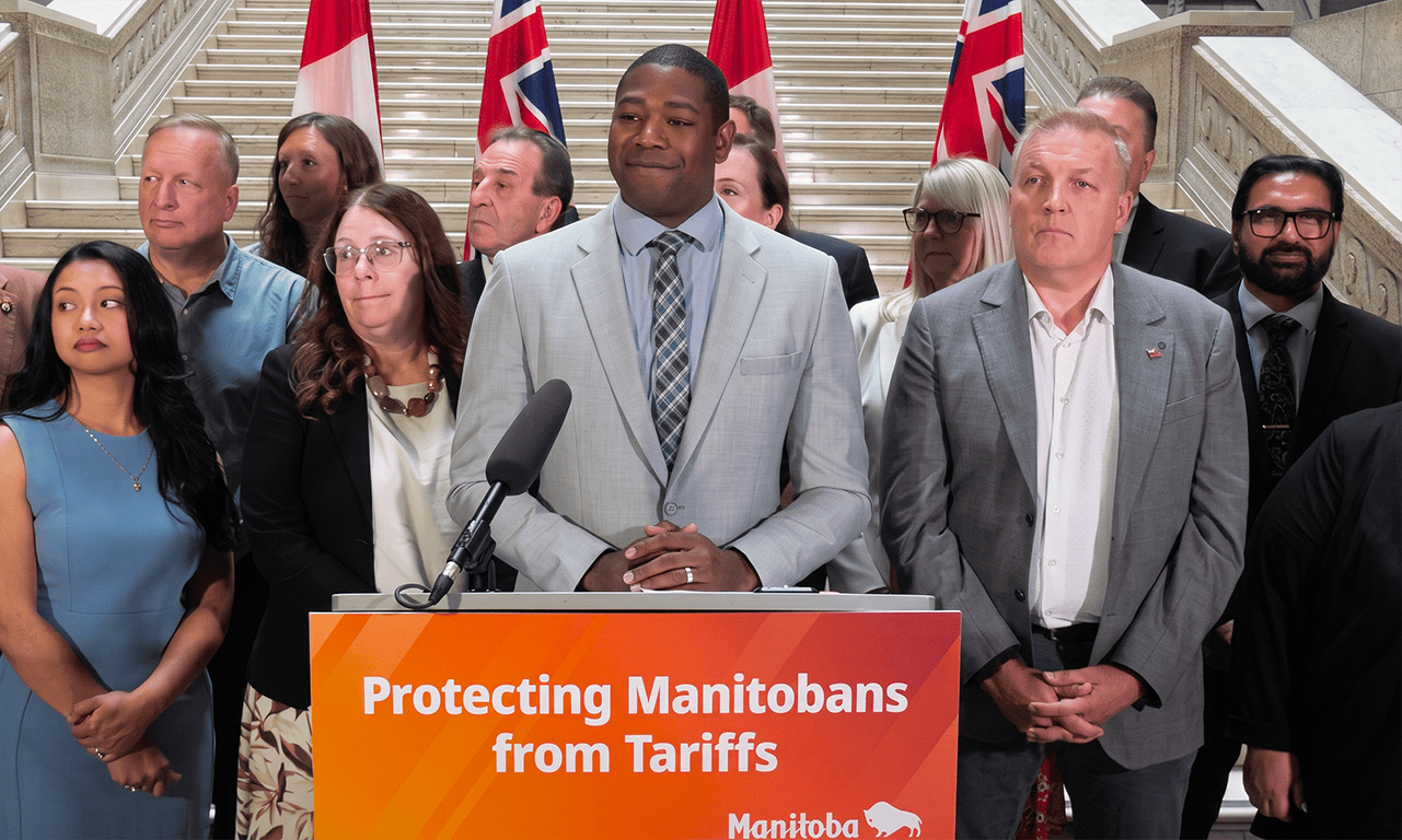 Jamie Moses, ministre des Affaires, des Mines, du Commerce et de la Création d'emplois, et des représentants du gouvernement manitobains ont annoncé plus de 100 millions $ d'aides liées aux droits de douane.