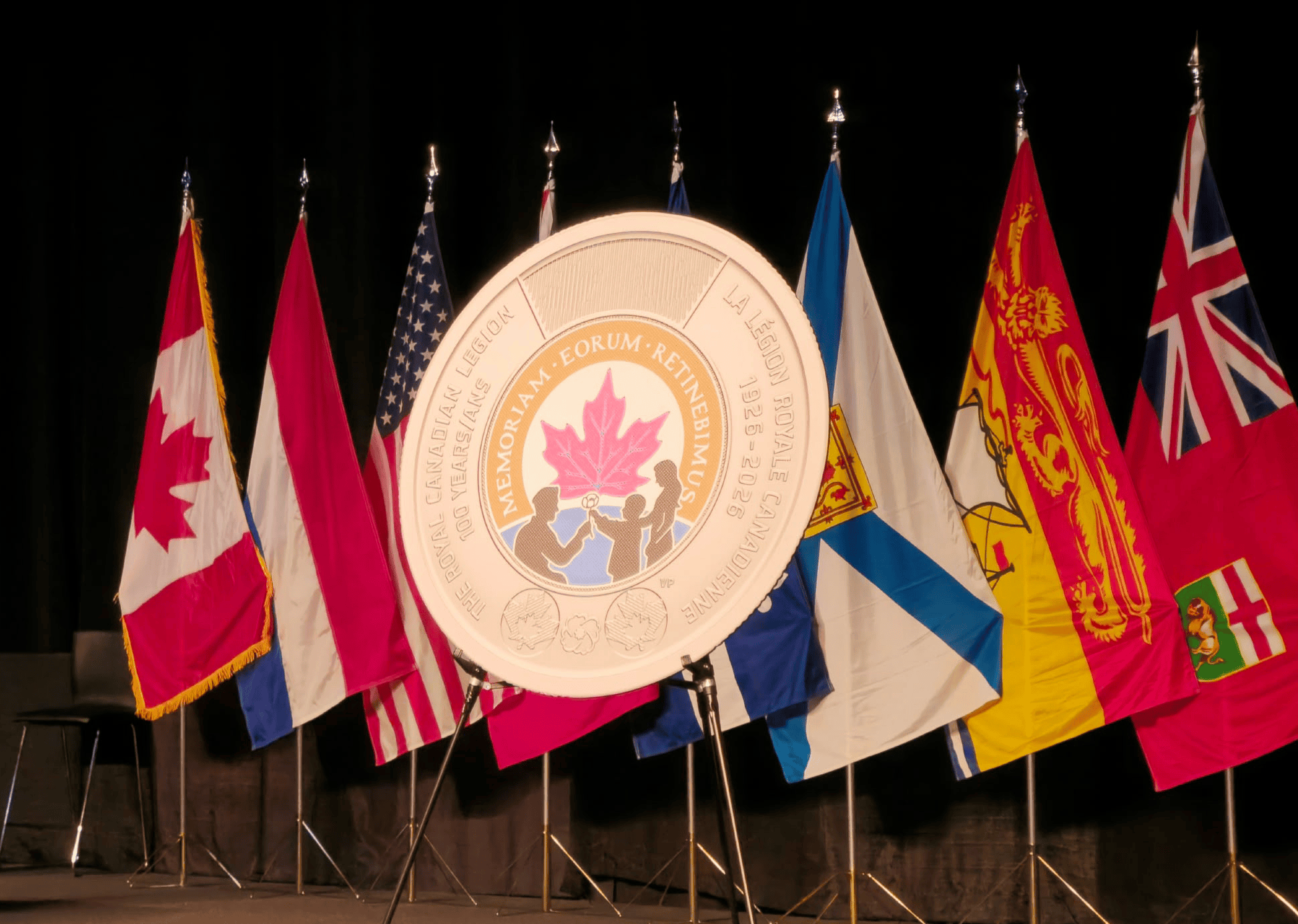 Sur l’anneau extérieur de cette nouvelle pièce, on peut notamment voir les mentions « THE ROYAL CANADIAN LEGION » et « LA LÉGION ROYALE CANADIENNE », ainsi que « 100 YEARS / ANS » et les années « 1926-2026 », soulignant le centenaire de l’organisation.