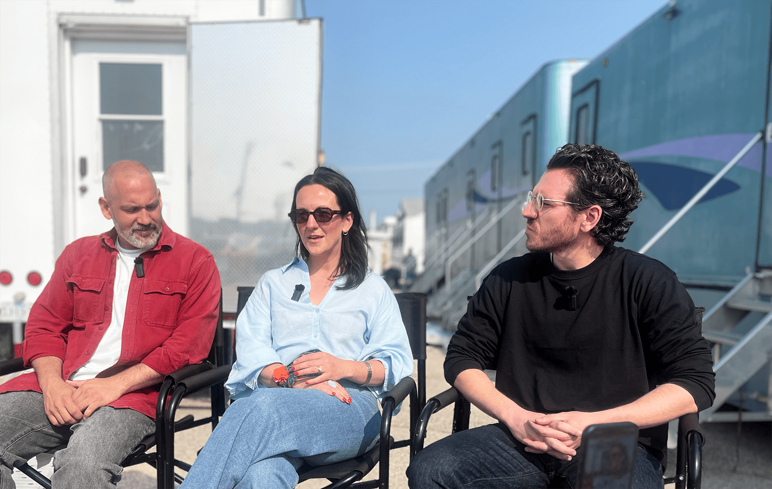 Janelle et Jérémie Wookey (à droite et au centre), producteurs et co-fondateurs de Wookey Films Inc. sont accompagnés de Maxime Beauchamp, le réalisateur de la série.