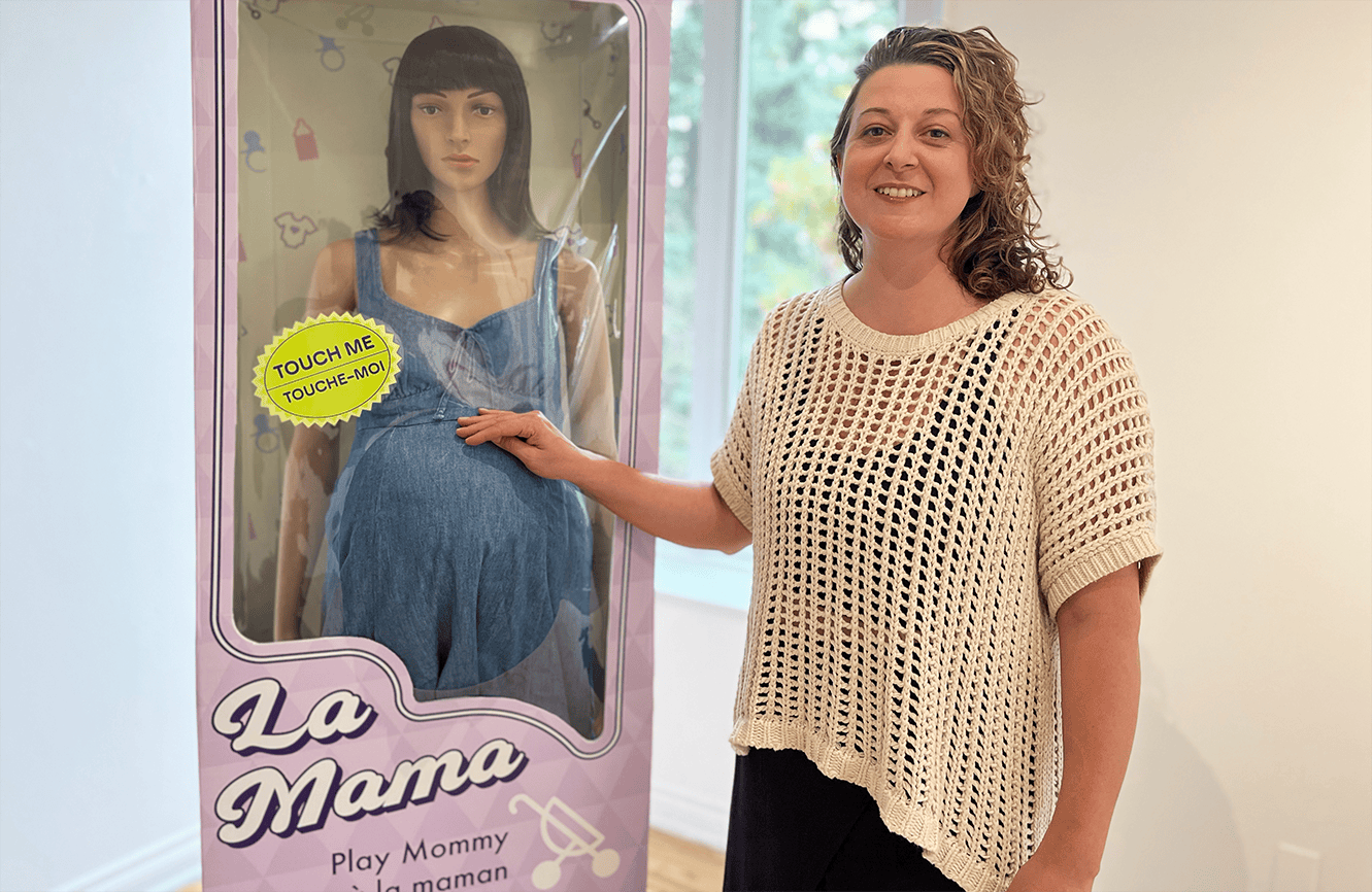 Émilie St-Hilaire avec La Mama, une de ses œuvres présentées dans l’exposition Objets de fidélité : Barbies, bots, bébés à la Maison des artistes visuels francophones.