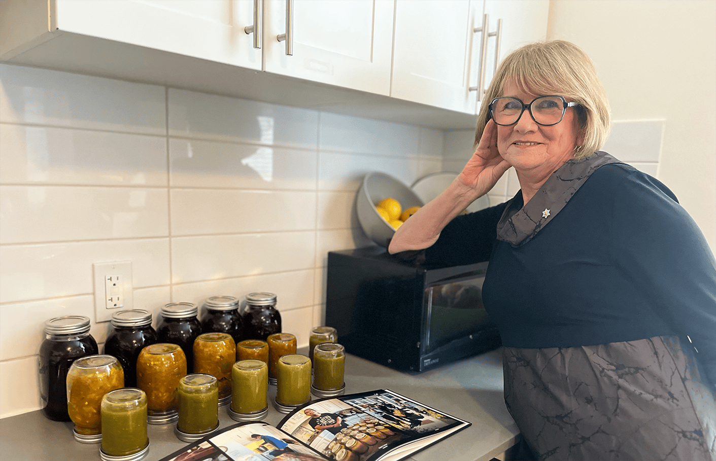 Marion Willis avec les bocaux de nourriture préparés par les résidents de Morberg House. 