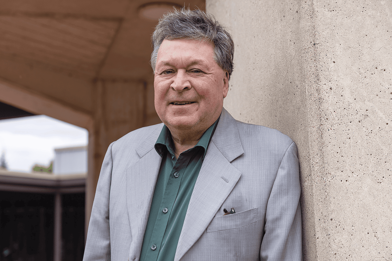 Christopher Adams est professeur associé en science politique à l’Université du Manitoba.