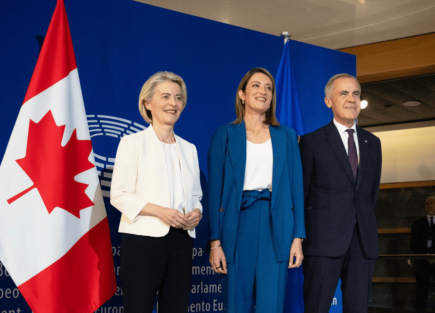 Ursula von der Leyen, présidente de la Commission européenne, Roberta Metsola, présidente du Parlement européen, et Mark Carney, premier ministre du Canada.