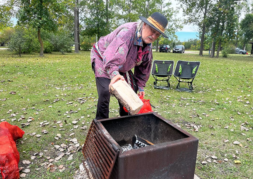 Au Camp Terre et Tradition, le feu de camp ne s'éteint jamais.