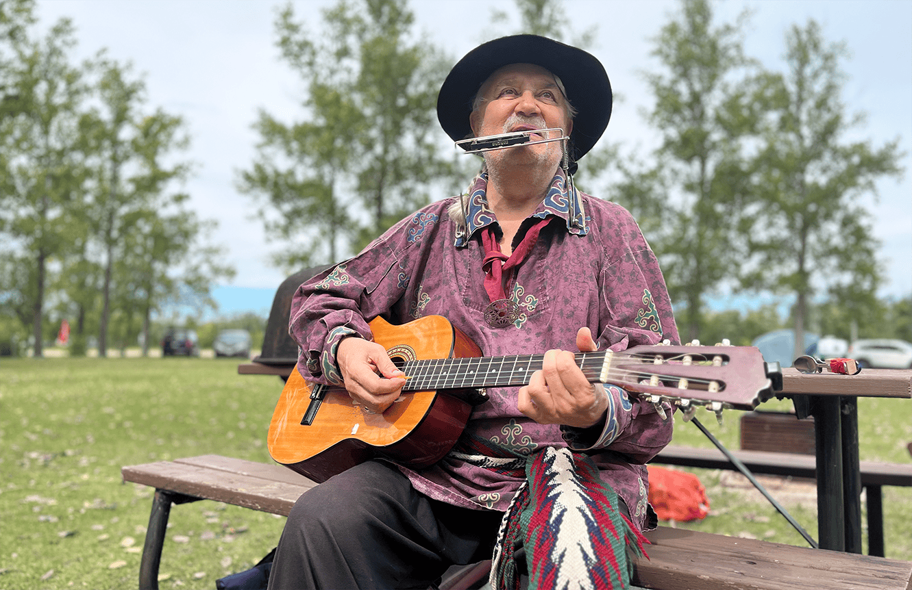 Georges Beaudry, chanteur et conteur métis, a enchanté les participants tout au long de la fin de semaine.
