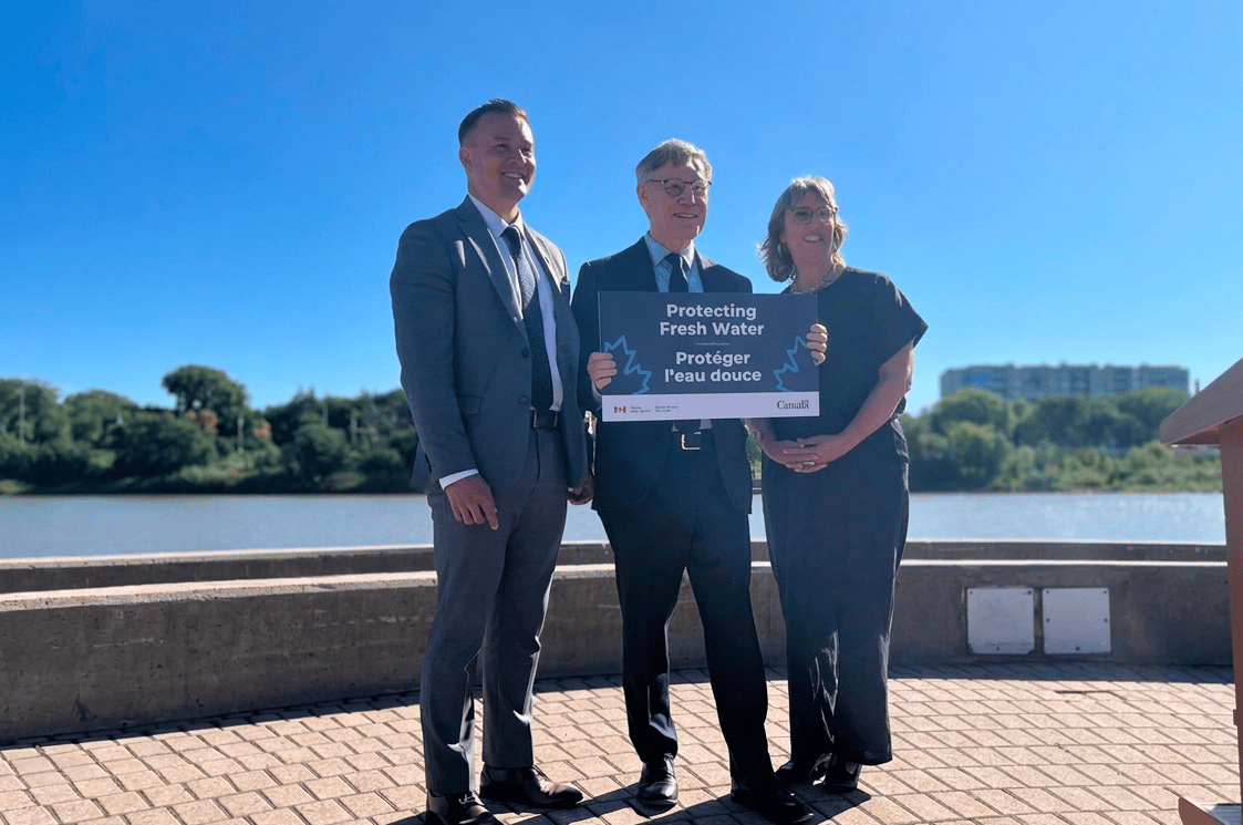 Mike Moyes, ministre manitobain de l’Environnement et du Changement climatique, Terry Duguid, député de Winnipeg-Sud, et Ginette Lavack, secrétaire parlementaire de la ministre des Services aux Autochtones.