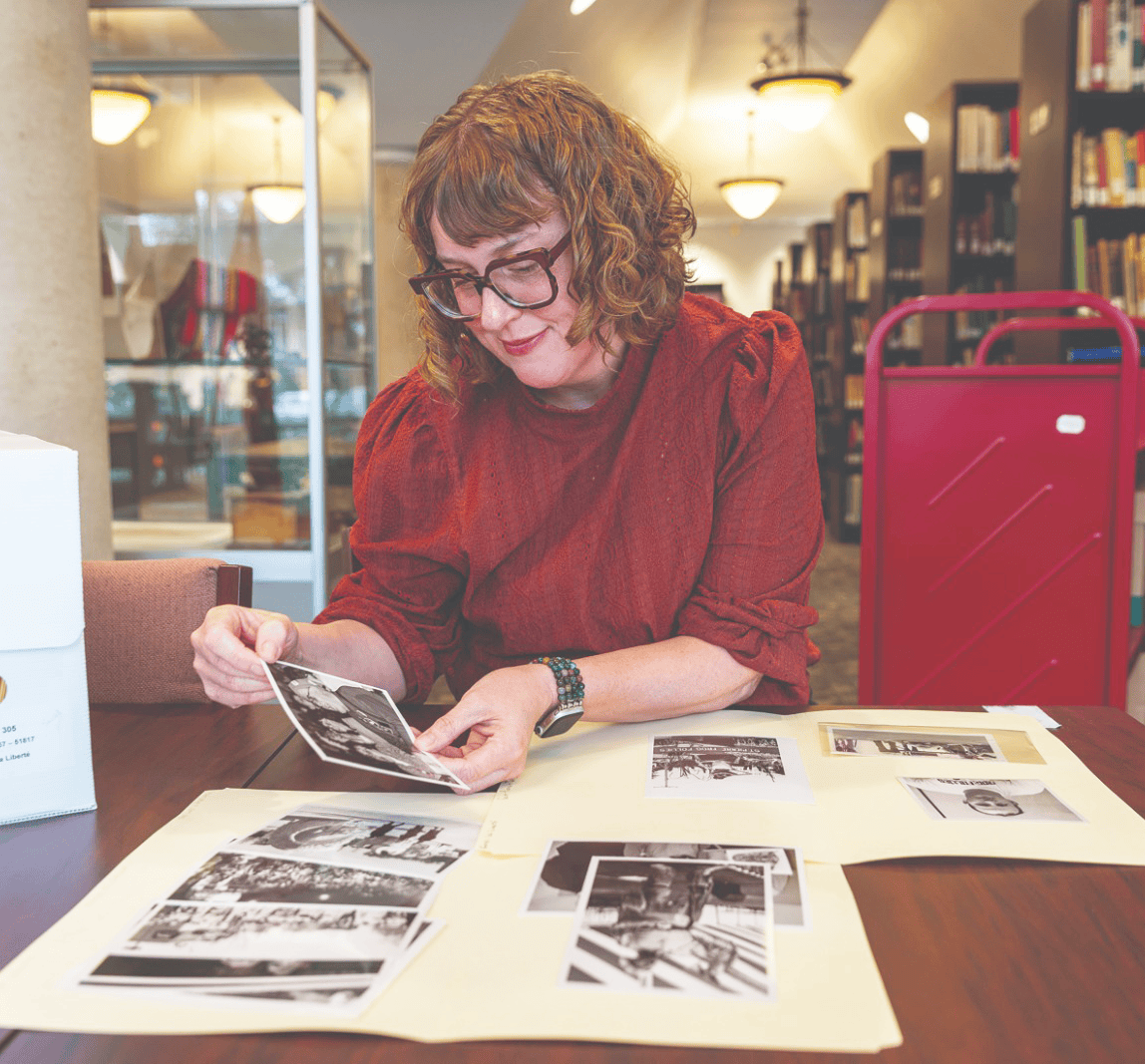 Émilie Pigeon, directrice générale de la SHSB, a participé à la sélection des photos d'archives.