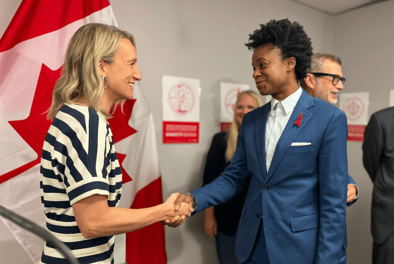 L'administratrice en chef de la santé publique du Canada, la Dre Joss Reimer, et Uzoma Asagwara, ministre de la Santé, des Aînés et des Soins de longue durée.