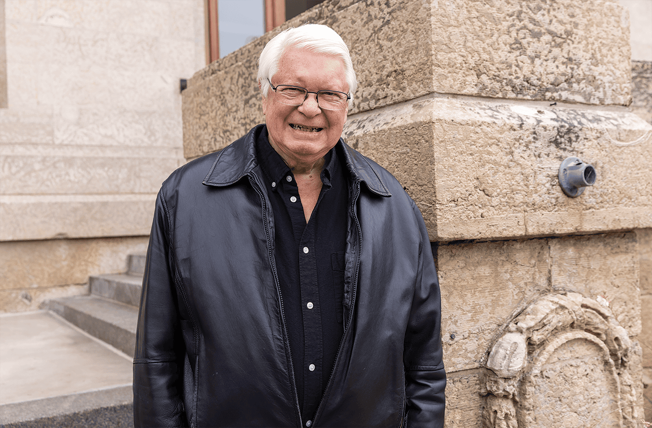 Raymond Hébert est professeur émérite de sciences politiques à l’Université de Saint-Boniface. 