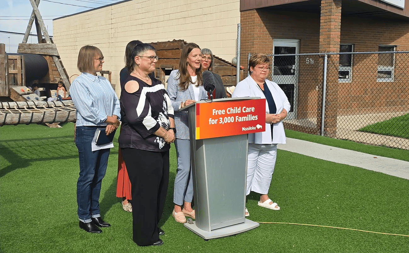 Le gouvernement du Manitoba annonçant rendre la garde d'enfants gratuite pour 4 100 enfants.
