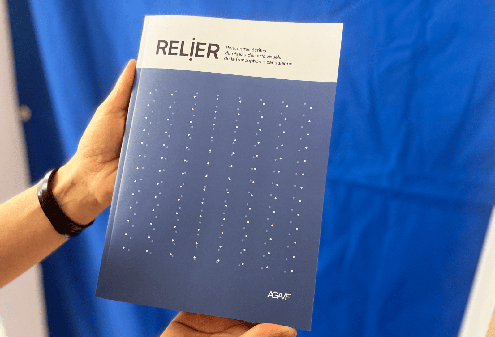 La couverture du magasine RELIER : rencontres écrites du réseau des arts visuels de la francophonie canadienne.