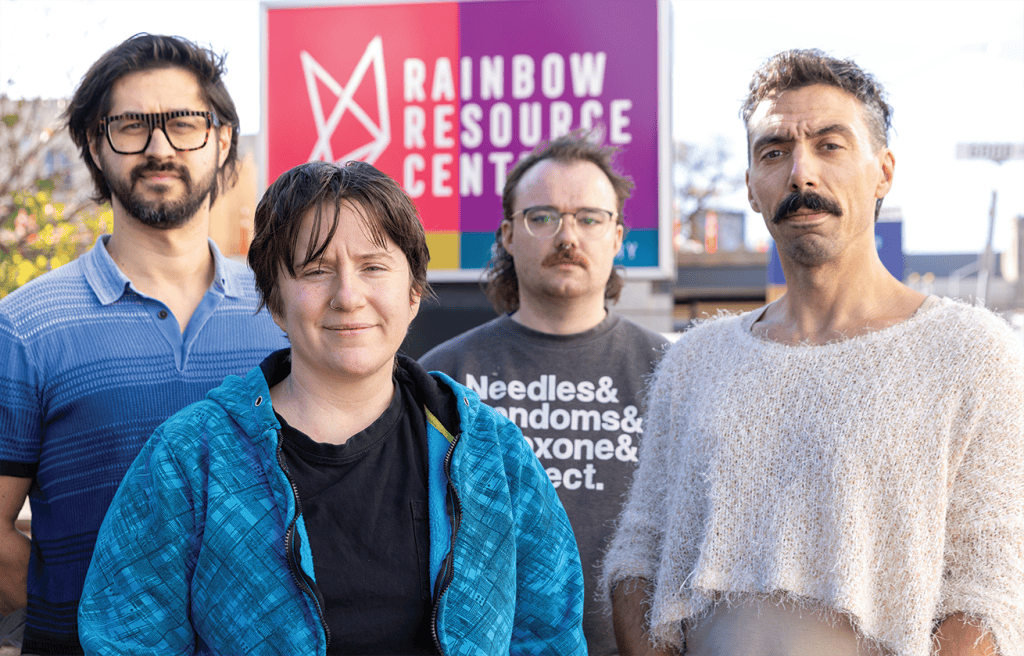 Chris Turyk, Shane Thevenot, Max Harley et Eric Plamondon devant le Rainbow Resource Centre à Winnipeg.