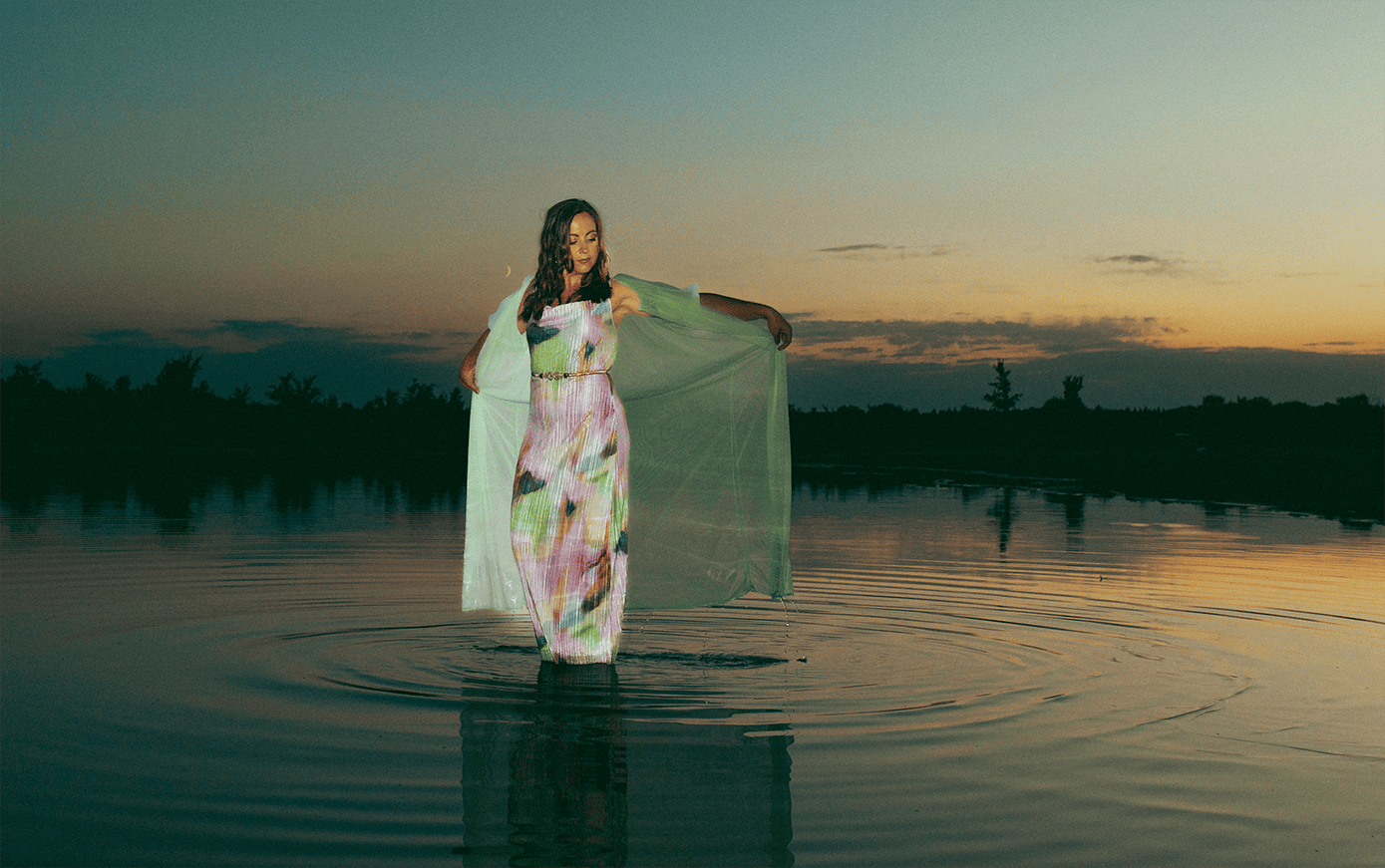Geneviève Freynet, également connue sous son nom de scène Flora Luna, sort son premier album ce 9 octobre.