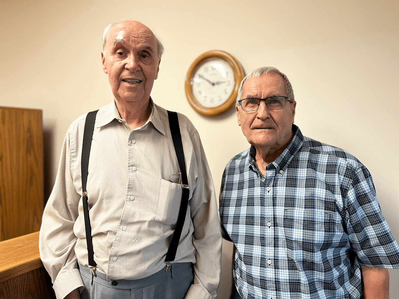 À gauche, Dick Van Wellegham, président du Heather Curling Club. À droite, Réginald Robert, membre du club depuis 12 ans.