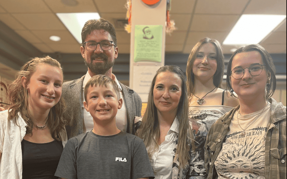 Matt Allard était entouré des membres de sa famille lors de la soirée électorale.