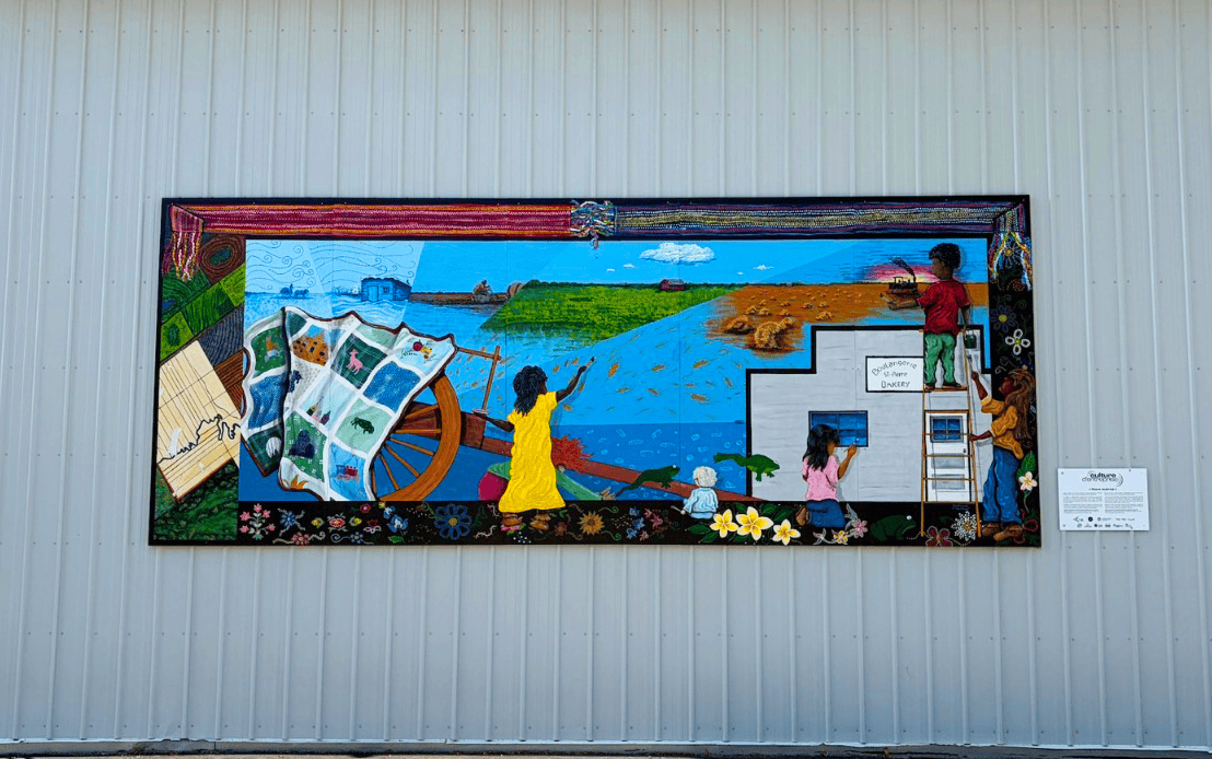 La murale intitulée « Nous autres » est désormais installée sur le mur de la Boulangerie St-Pierre.