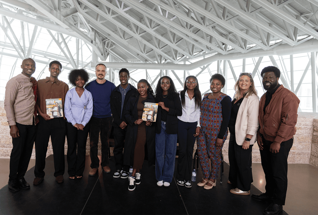 L’équipe éditoriale et les rédacteurs ayant contribué à la production du premier numéro d’Afro Mag. De droite à gauche : Zézé Bley (jeune rédacteur du magazine), Sophie Gaulin (directrice générale et rédactrice en chef de La Liberté), Charlyne Bakundukize, Malaïka Mone, Stacey Ehako, Plamedie Tshilumbu et Christian Théophile (rédacteurs du projet), Hugo Beaucamp (journaliste à La Liberté), Anne-Christie Théophile et Sileymane Touré (rédacteurs du projet), et Wilgis Agossa (directeur artistique de Noir et Fier).