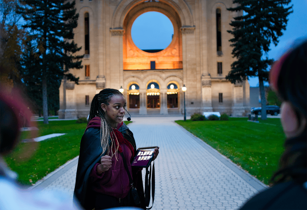 Winnie Nikibora, guide pour Tourisme Riel, théâtralise les histoires sombres de Saint-Boniface.