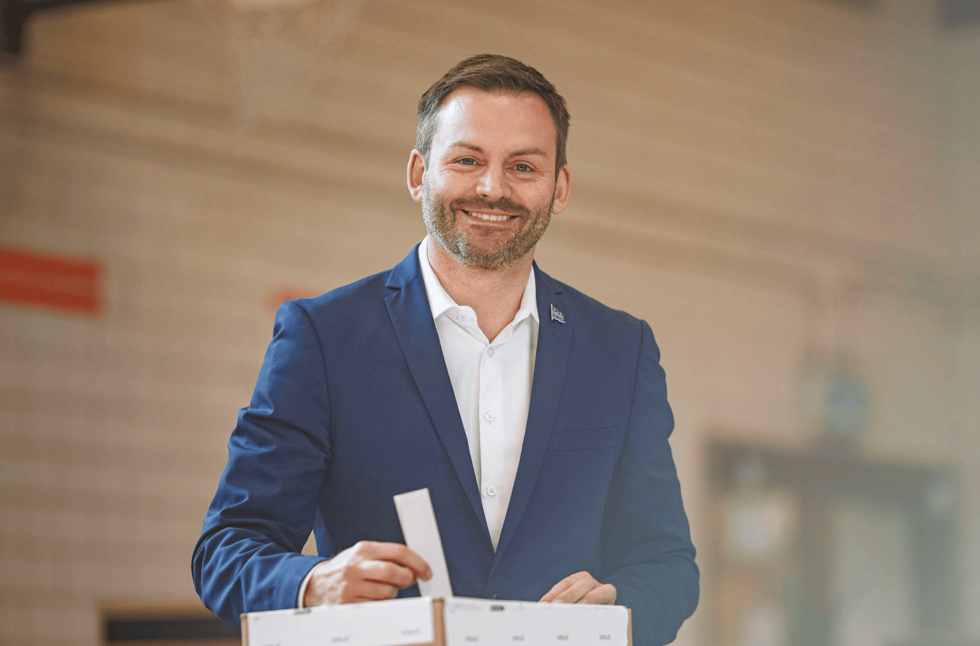 Paul St-Pierre Plamondon, Chef du Parti Québécois, ici au moment du vote lors des élections provinciales du 5 octobre. Il a également dit qu'il « formera un gouvernement qui tendra la main. Je serai le premier ministre de TOUS LES QUÉBÉCOIS, sans exception. »