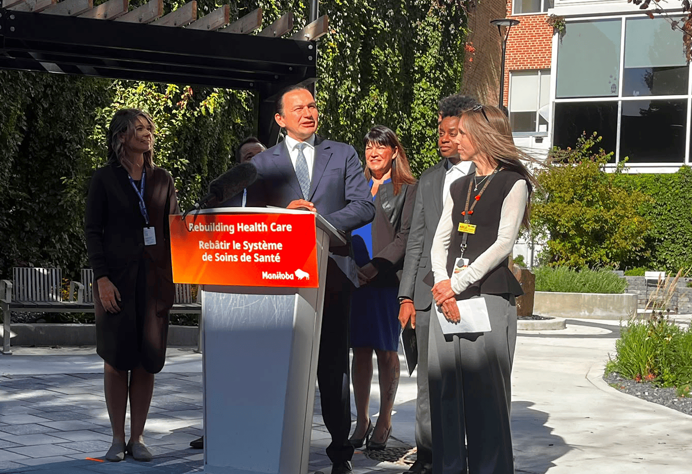Wab Kinew, premier ministre du Manitoba, des représentants du gouvernement provincial et du Deer Lodge Centre ont annoncé le renforcement des capacités en matière de soins de santé.