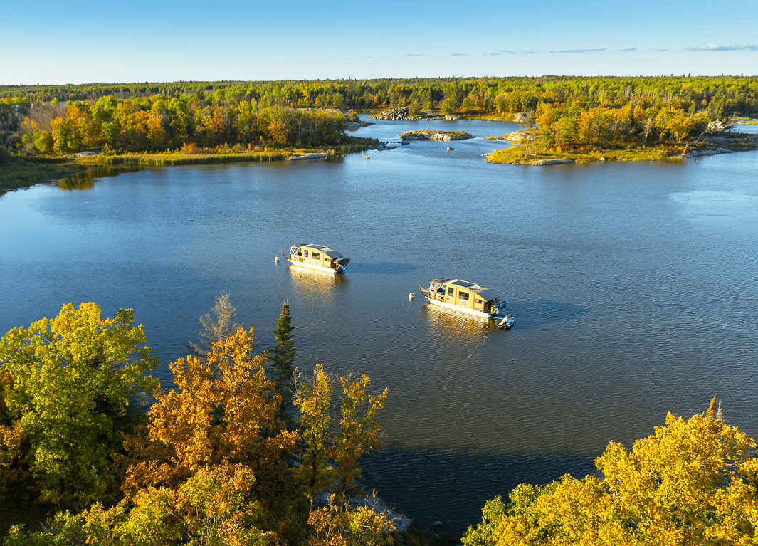 Des bateaux-maison de Voyageur Houseboats sur les eaux de la Rivière Winnipeg.